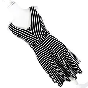 MONTEAU LOS ANGELES! BLACK & WHITE STRIPED STRETCH V-NECK DRESS! SZ M